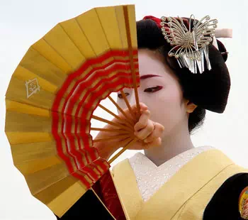 Umegiku eventail gaisha Umegiku geisha avec son eventail